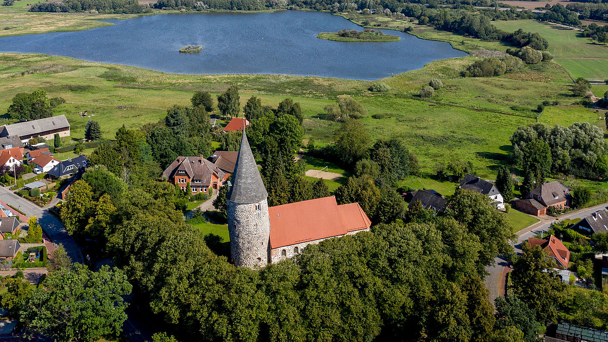 Luftbild der Vicelinkirche und Hemmelsdorfer See